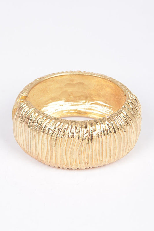 Grooved hinged bracelet