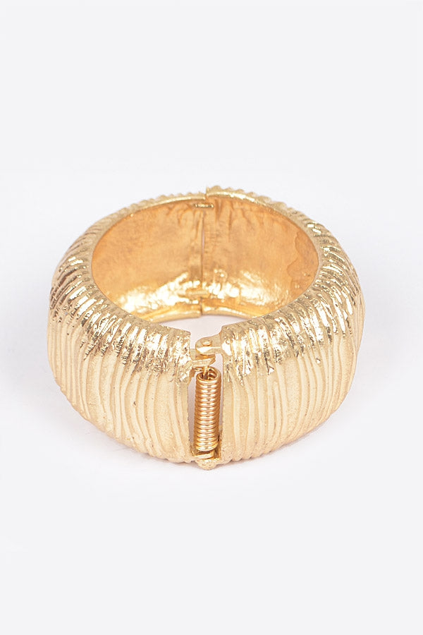 Grooved hinged bracelet