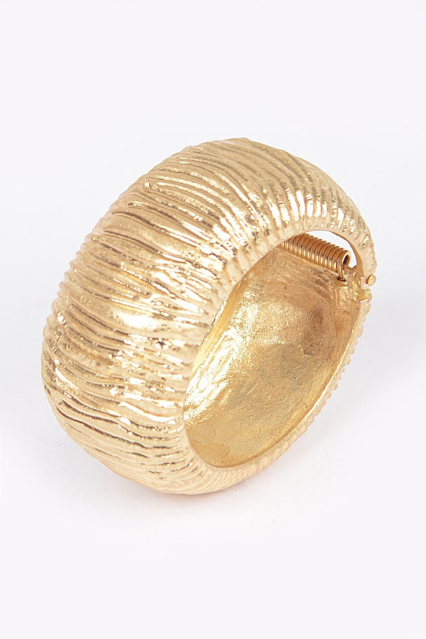 Grooved hinged bracelet